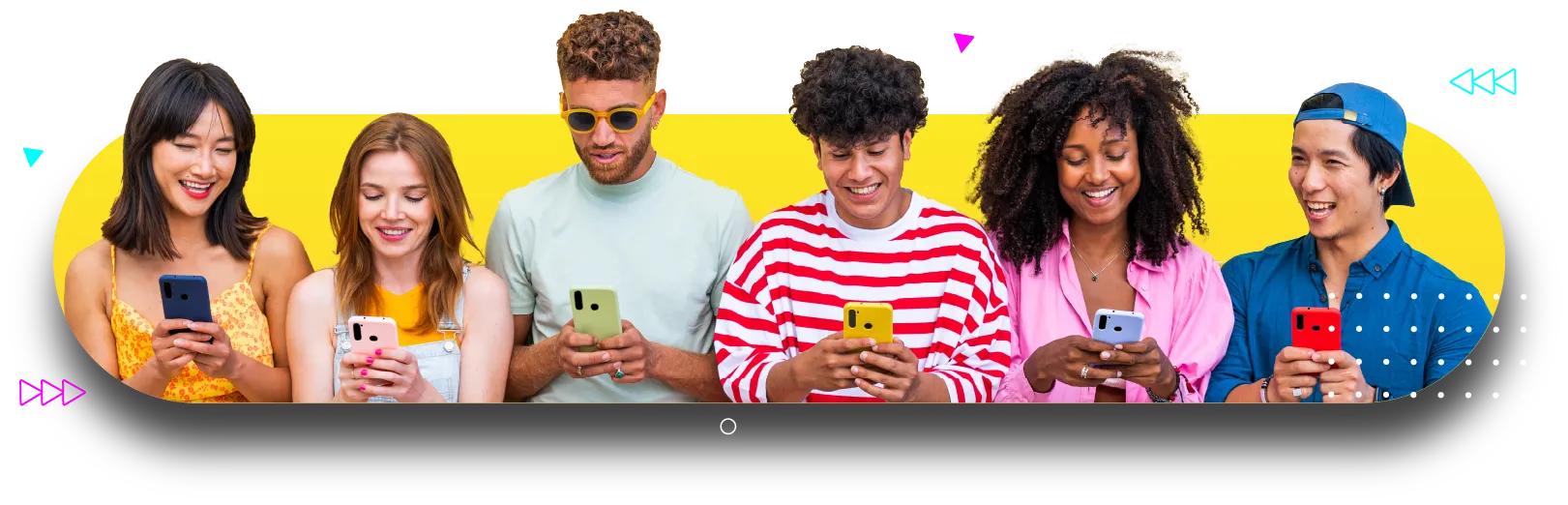 Il y a six jeunes, l’un à côté de l’autre, qui tiennent des téléphones cellulaires dans leurs mains.