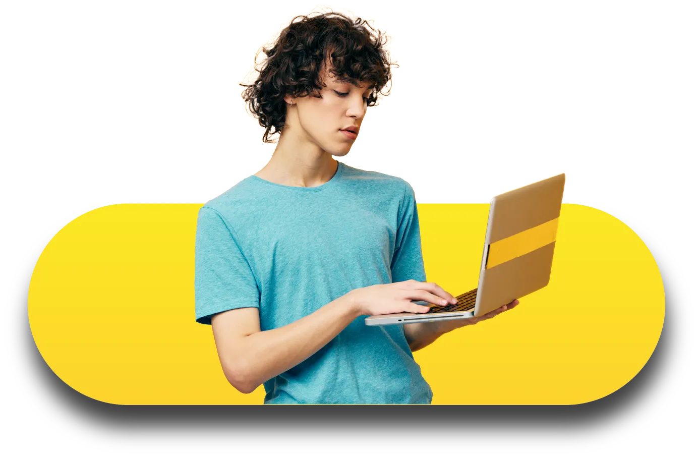 Une jeune personne tient un ordinateur portable dans une main et tape sur le clavier avec l’autre main.