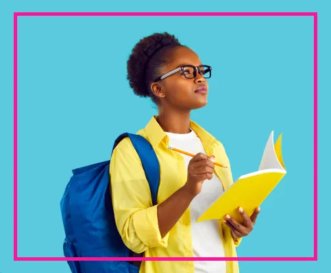 Une jeune fille porte un sac à dos. Elle tient dans ses mains un cahier et un crayon à mine.