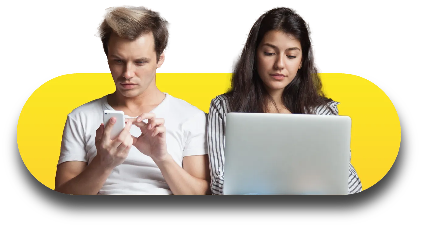 Un adolescent consulte son téléphone cellulaire et une adolescente utilise son ordinateur portable.