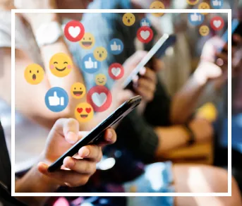 Des personnes utilisent des téléphones cellulaires. Au-dessus des téléphones, il y a divers émojis, comme un pouce en l’air, un cœur, un visage qui sourit.