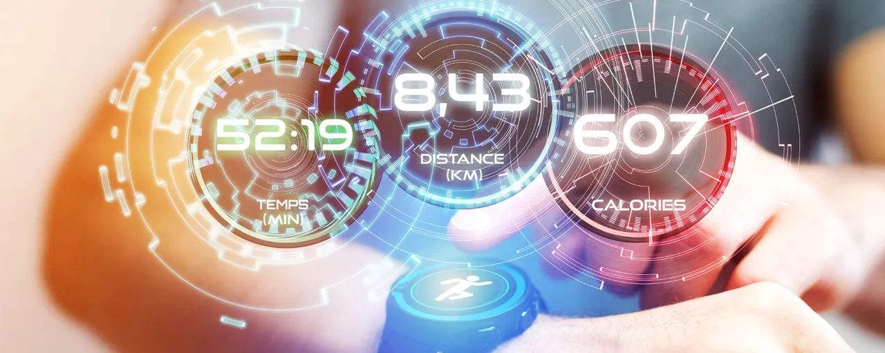 Une montre intelligente affichant un personnage en train de s'exercer. Au-dessus, trois cadrans indiquent le temps, la distance et les calories brûlées.
