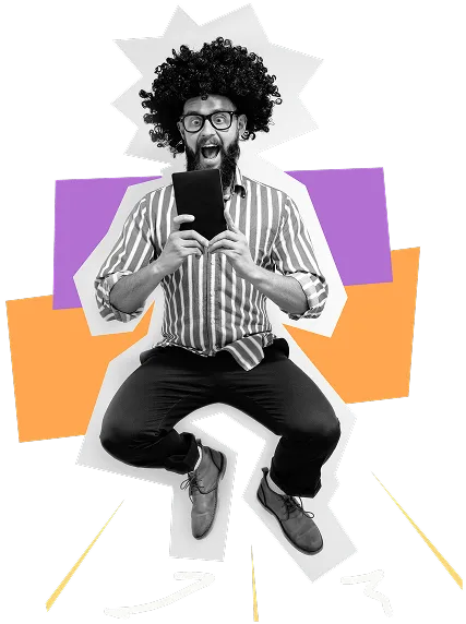 Un homme regarde une tablette. Il a un air surpris.