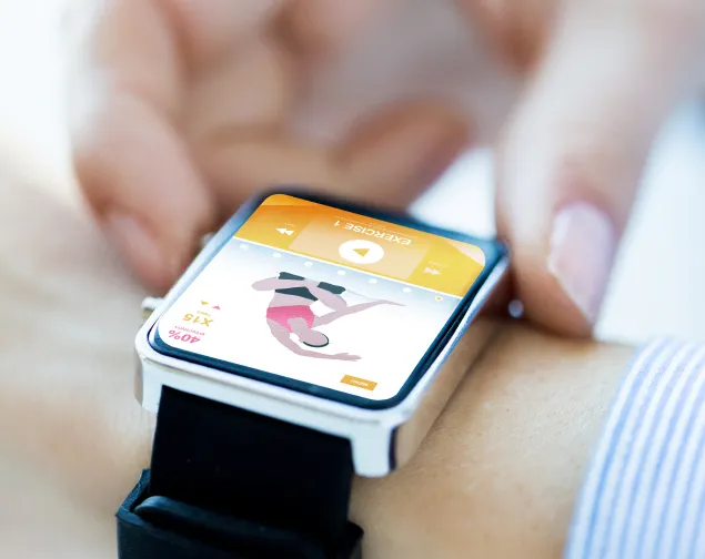 Une personne regarde un exercice de yoga sur une montre intelligente.