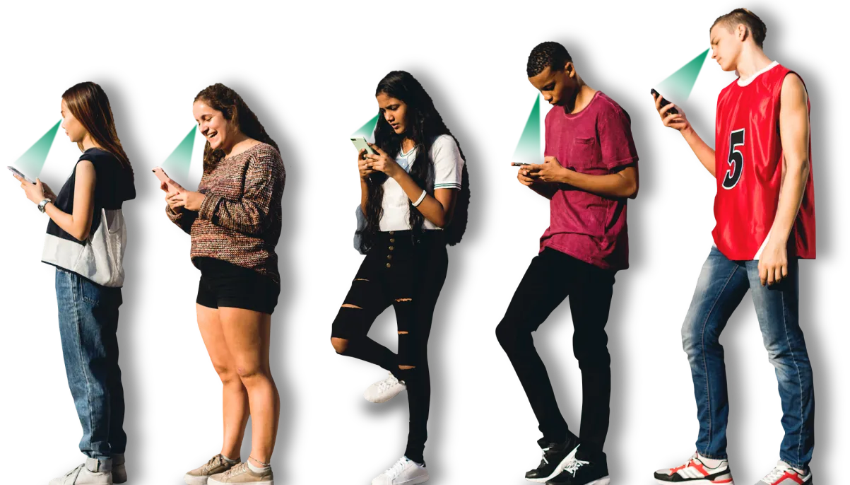 Cinq jeunes appuyés contre un mur regardent l’écran de leur téléphone cellulaire. Il y a un triangle qui part de leurs yeux et qui se rend jusqu’à l’écran de leur cellulaire.