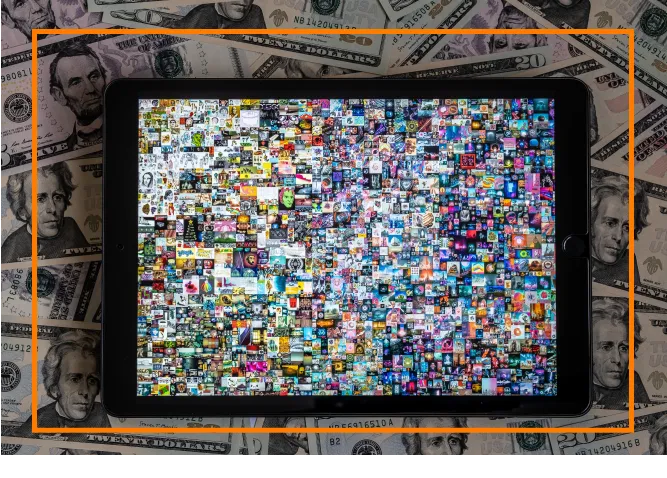 Un collage de milliers de photos présentés sur une tablette. La tablette repose sur des billets de banque américains.