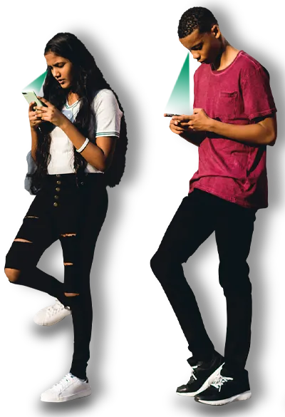 Deux jeunes appuyés contre un mur regardent l’écran de leur téléphone cellulaire. Il y a un triangle qui part de leurs yeux et qui se rend jusqu’à l’écran de leur cellulaire.