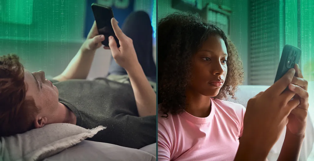 Une photo divisée en deux parties. Dans la partie de gauche, un adolescent est couché et regarde son cellulaire. Dans la partie de droite, une adolescente est assise et regarde son cellulaire.